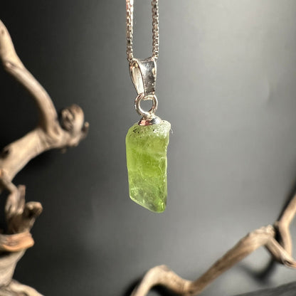 Peridot Olivin Profil | Pakistan Kristall | seitliche Ansicht | natürliche Rohsteinform | Silberfassung Detail | Happy Minerals