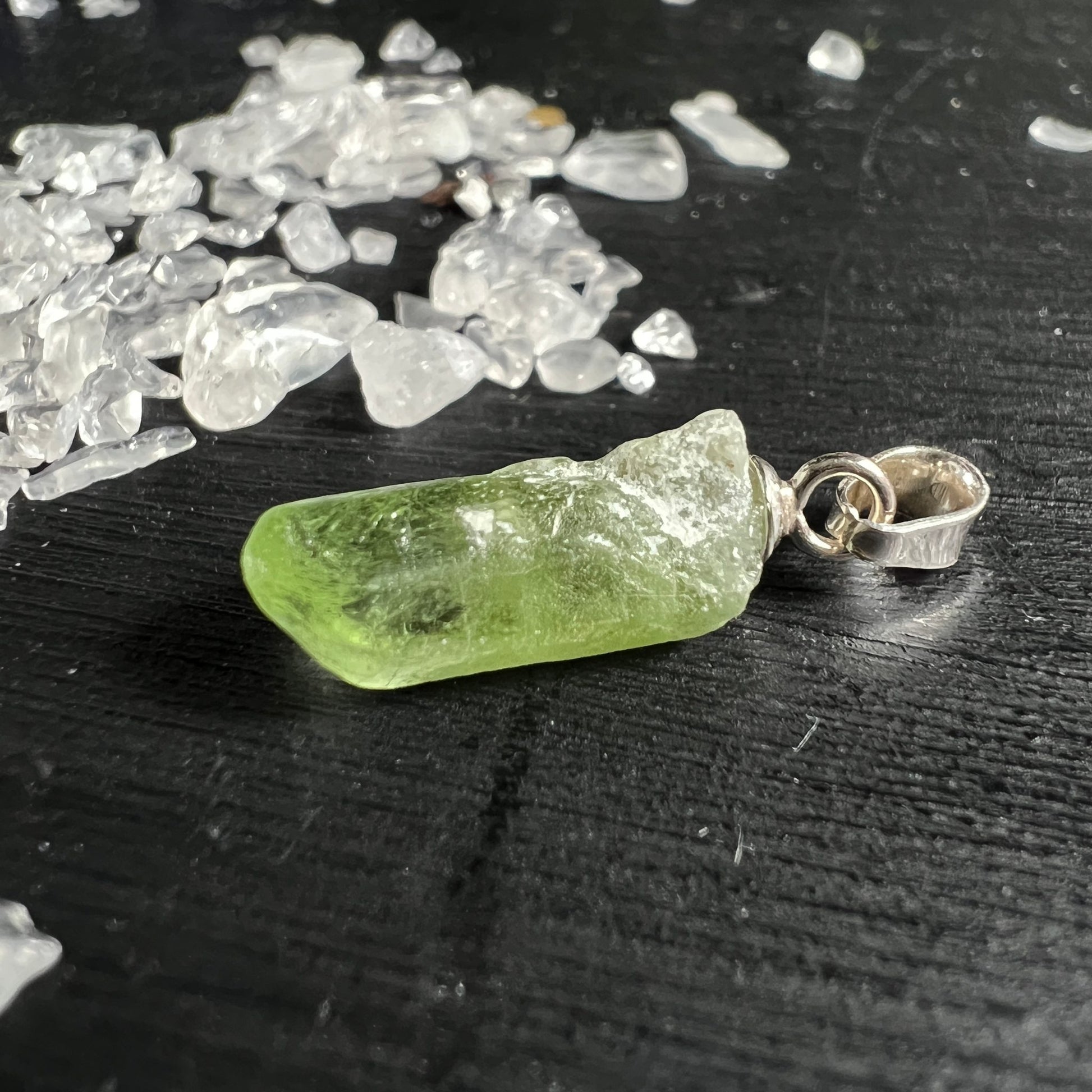 Peridot Olivin Rohkristall | Pakistan | intensive grüne Farbe | Silberanhänger | natürliche Oberfläche | Happy Minerals