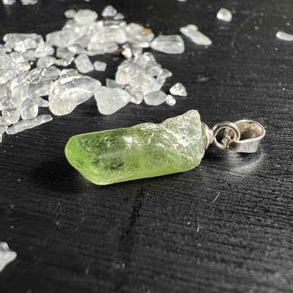 Peridot Olivin Rohkristall | Pakistan | intensive grüne Farbe | Silberanhänger | natürliche Oberfläche | Happy Minerals