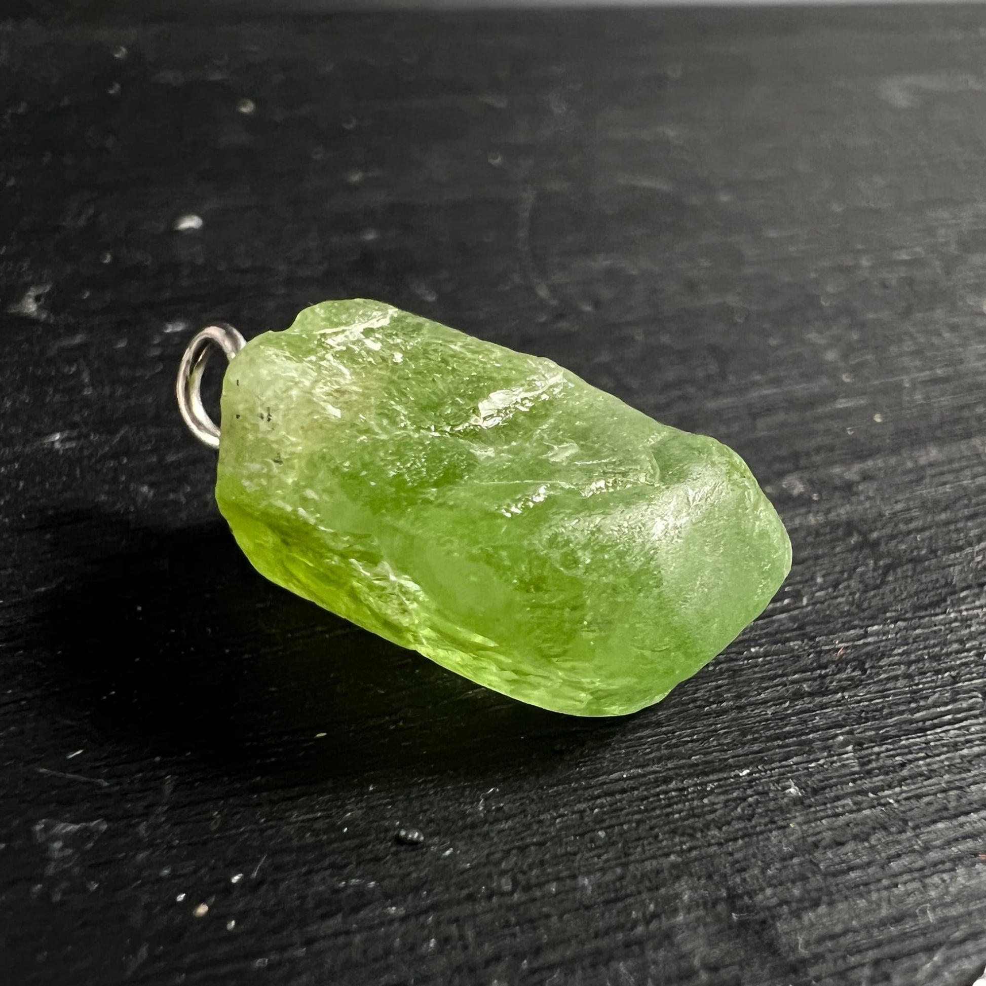 Peridot Rohstein apfelgrün-transparent, unregelmäßige Blockform, Glasglanz, silberne Öse, kleine Einschlüsse | Happy Minerals