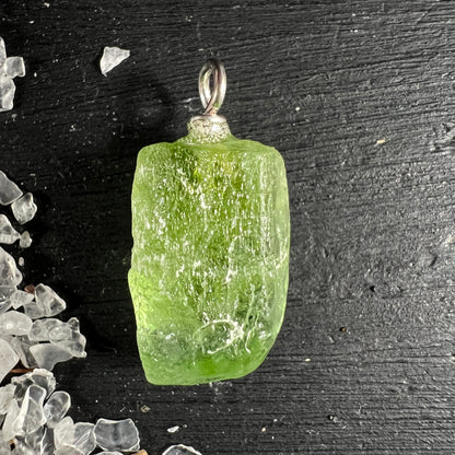 Peridot Rohstein apfelgrün transparent, kissenförmig roh, silberne Öse, weiße Einschlüsse innen | Happy Minerals