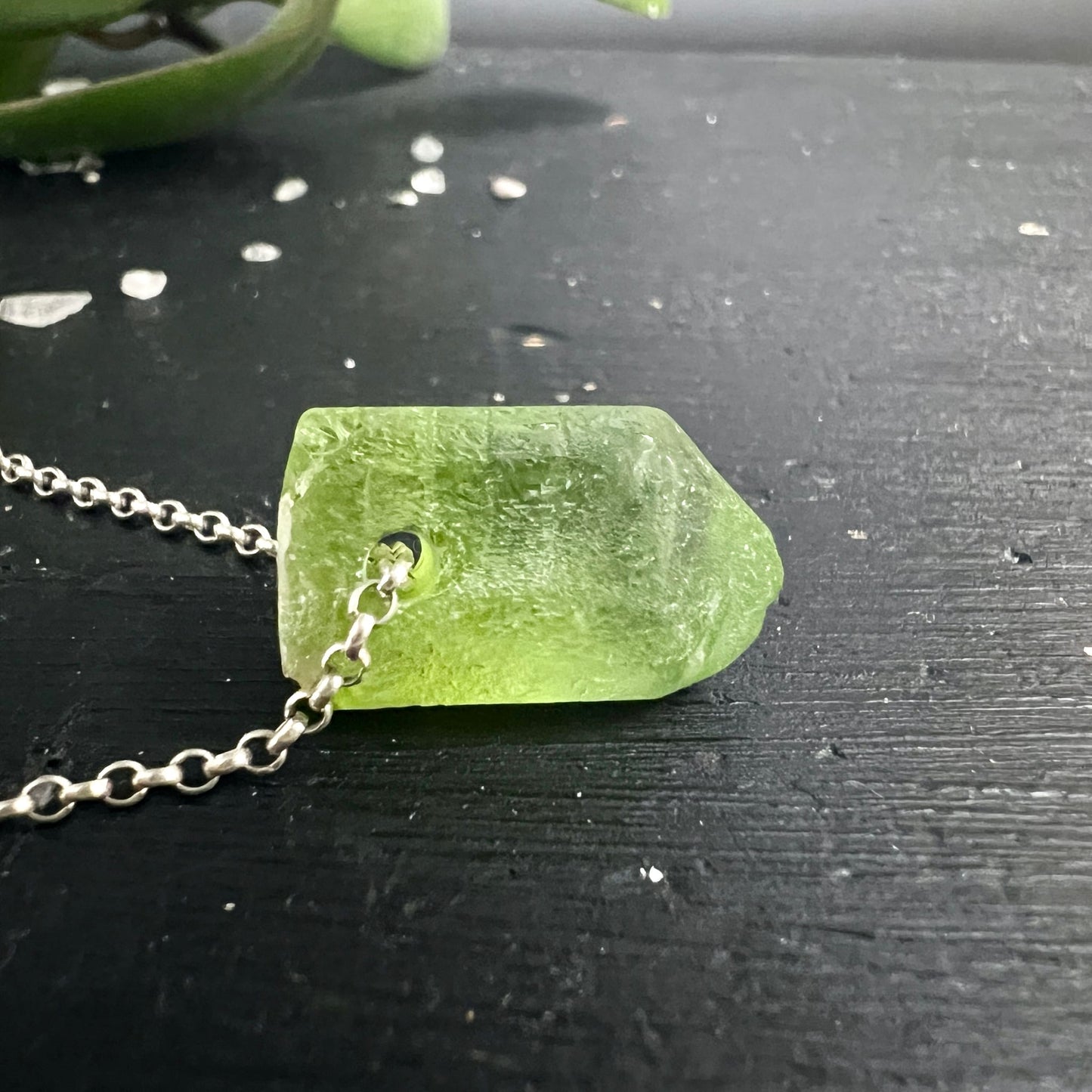 Peridot Olivin Rohstein apfelgrün-transparent, unregelmässige Trapezform, seidiger Glanz, Silberöse | Happy Minerals