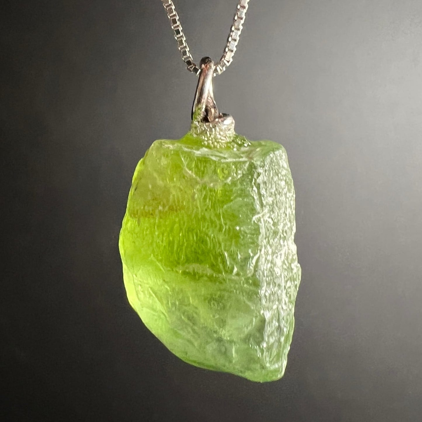 Peridot Rohstein in leuchtendem Gelbgruen mit glasigem Glanz, unregelmässige Rohform, Silberfassung | Happy Minerals