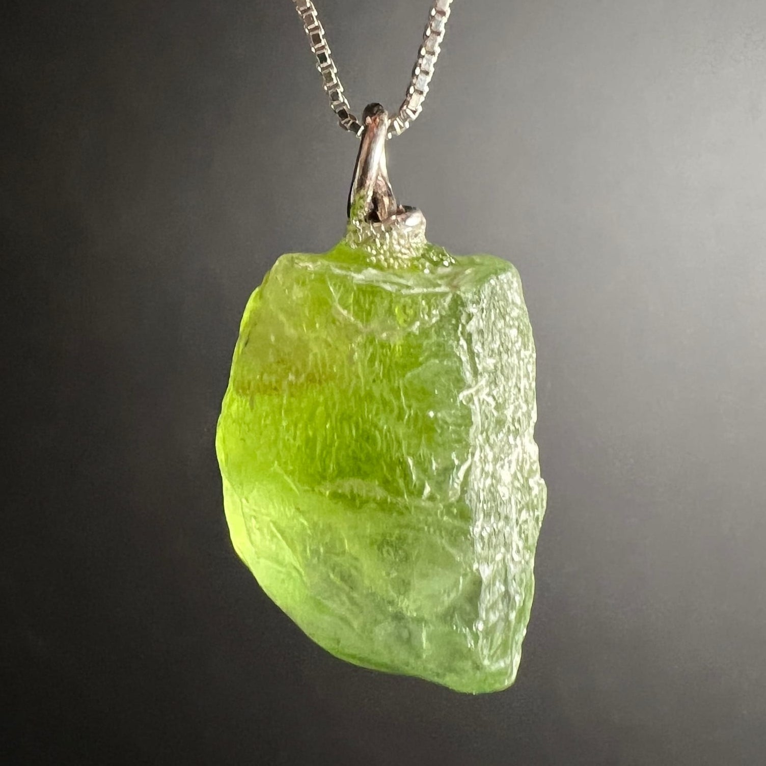 Peridot Rohstein in leuchtendem Gelbgruen mit glasigem Glanz, unregelmässige Rohform, Silberfassung | Happy Minerals