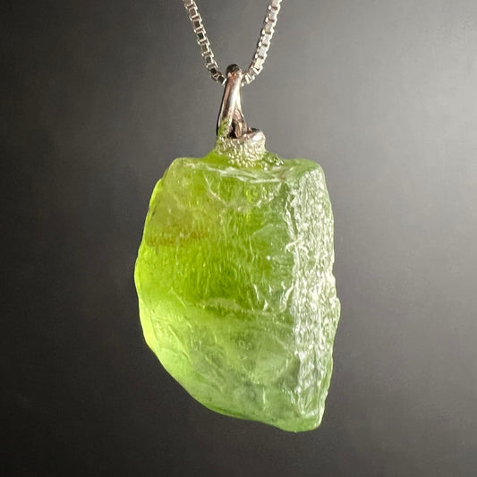 Peridot Rohstein in leuchtendem Gelbgruen mit glasigem Glanz, unregelmässige Rohform, Silberfassung | Happy Minerals