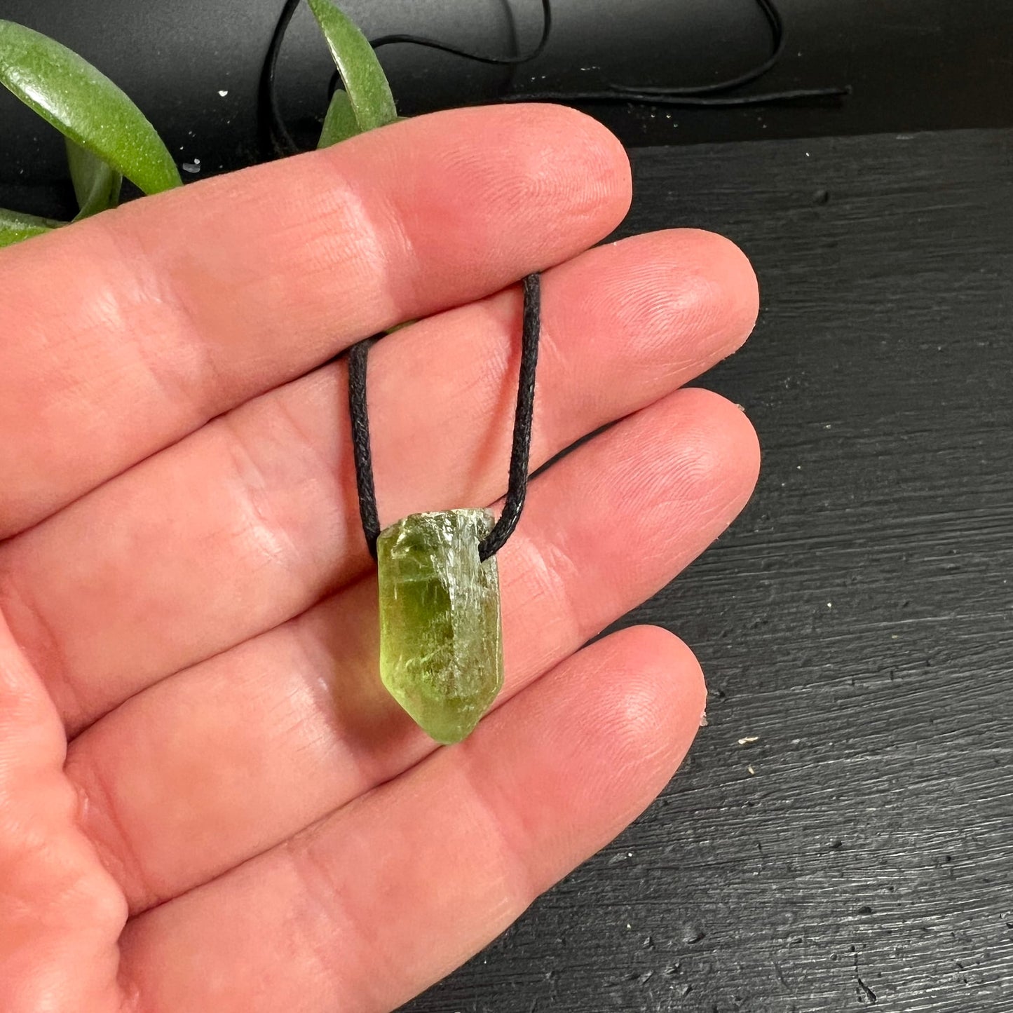 Peridot Olivin Rohstein in leuchtendem Gelbgrün, prismatische Stabform mit natürlichen Bruchflächen, auf schwarzer Kordel | Happy Minerals