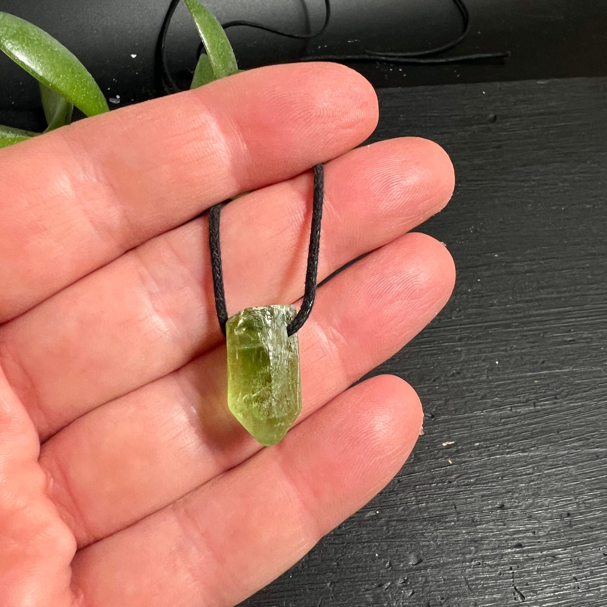 Peridot Olivin Rohstein in leuchtendem Gelbgrün, prismatische Stabform mit natürlichen Bruchflächen, auf schwarzer Kordel | Happy Minerals