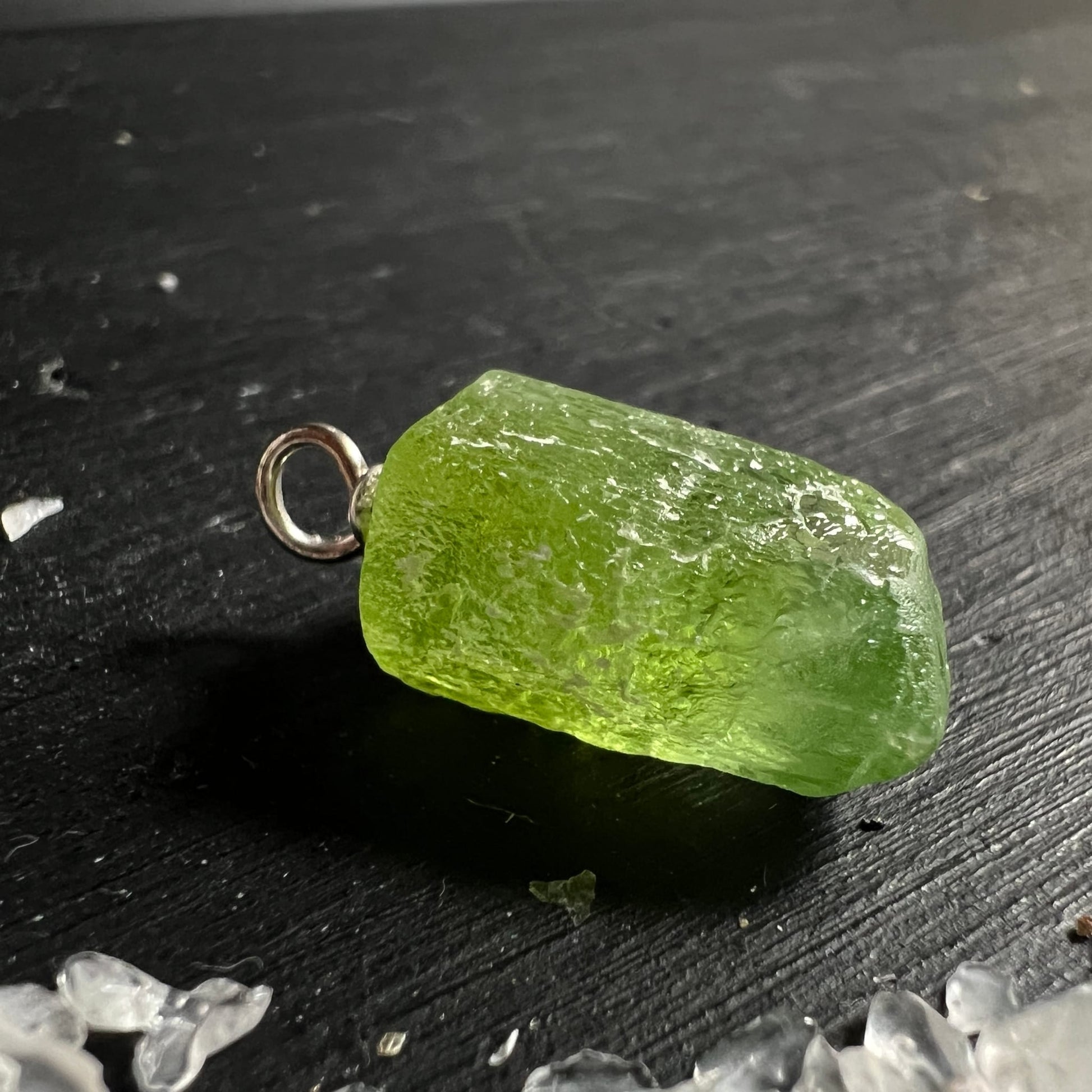 Peridot Rohstein in leuchtendem Grasgruen mit glasigem Glanz, rechteckig-roh, Silberoeser | Happy Minerals