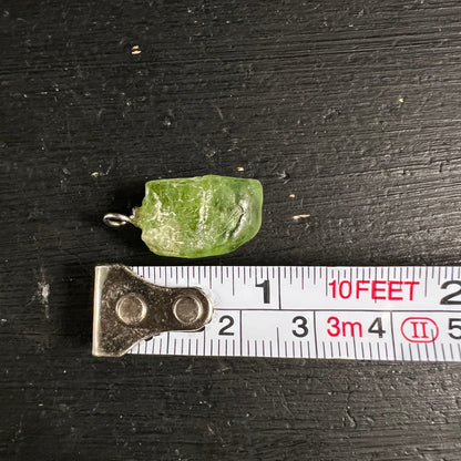 Peridot Olivin Rohstein in leuchtendem Grasgruen mit glasigem Glanz, unregelmässige Rohform ca. 18mm, silberne Oesenbohrung | Happy Minerals
