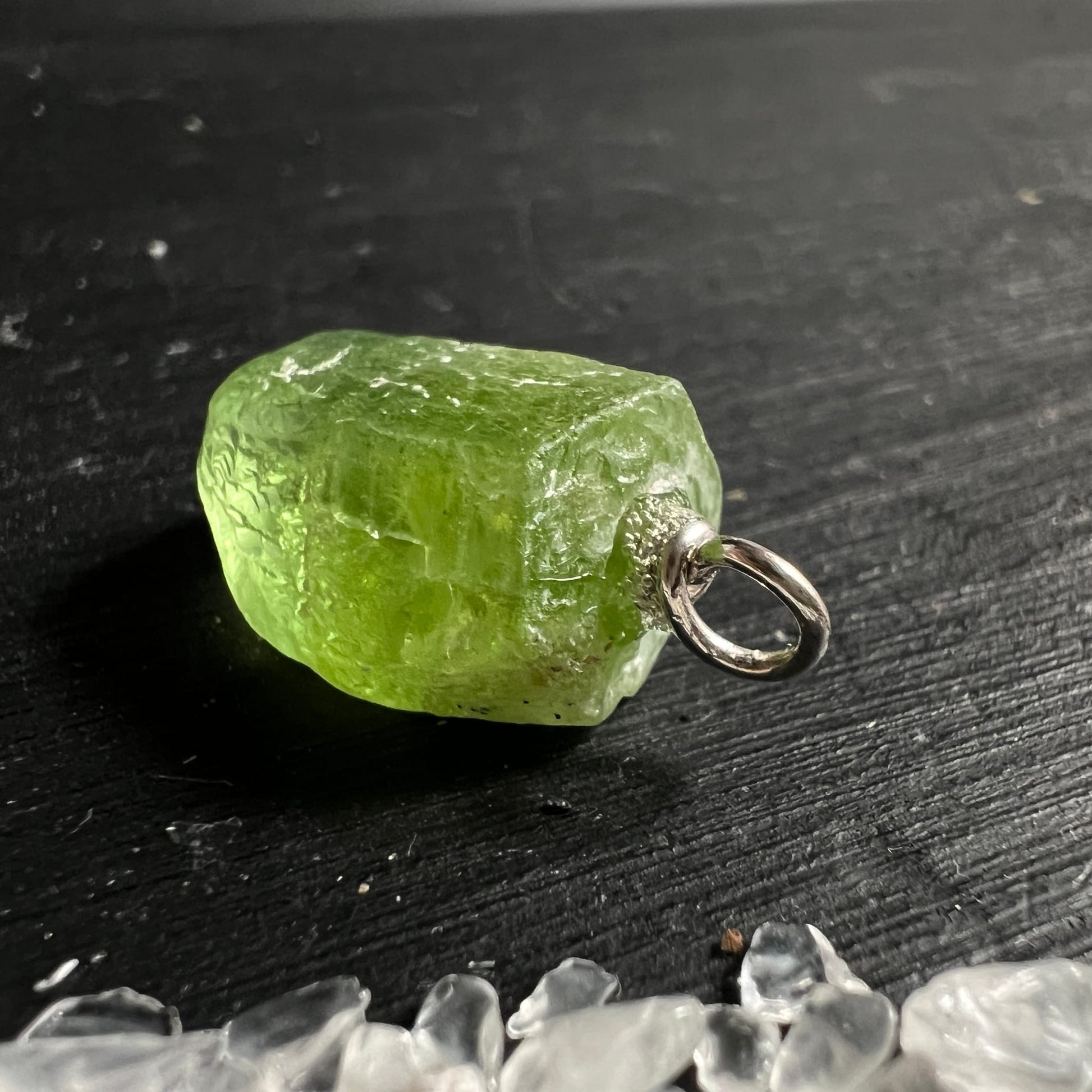 Peridot Rohstein grasgrün transparent, unregelmäßige Blockform, silberne Öse, Glasglanz, Einschlüsse sichtbar | Happy Minerals