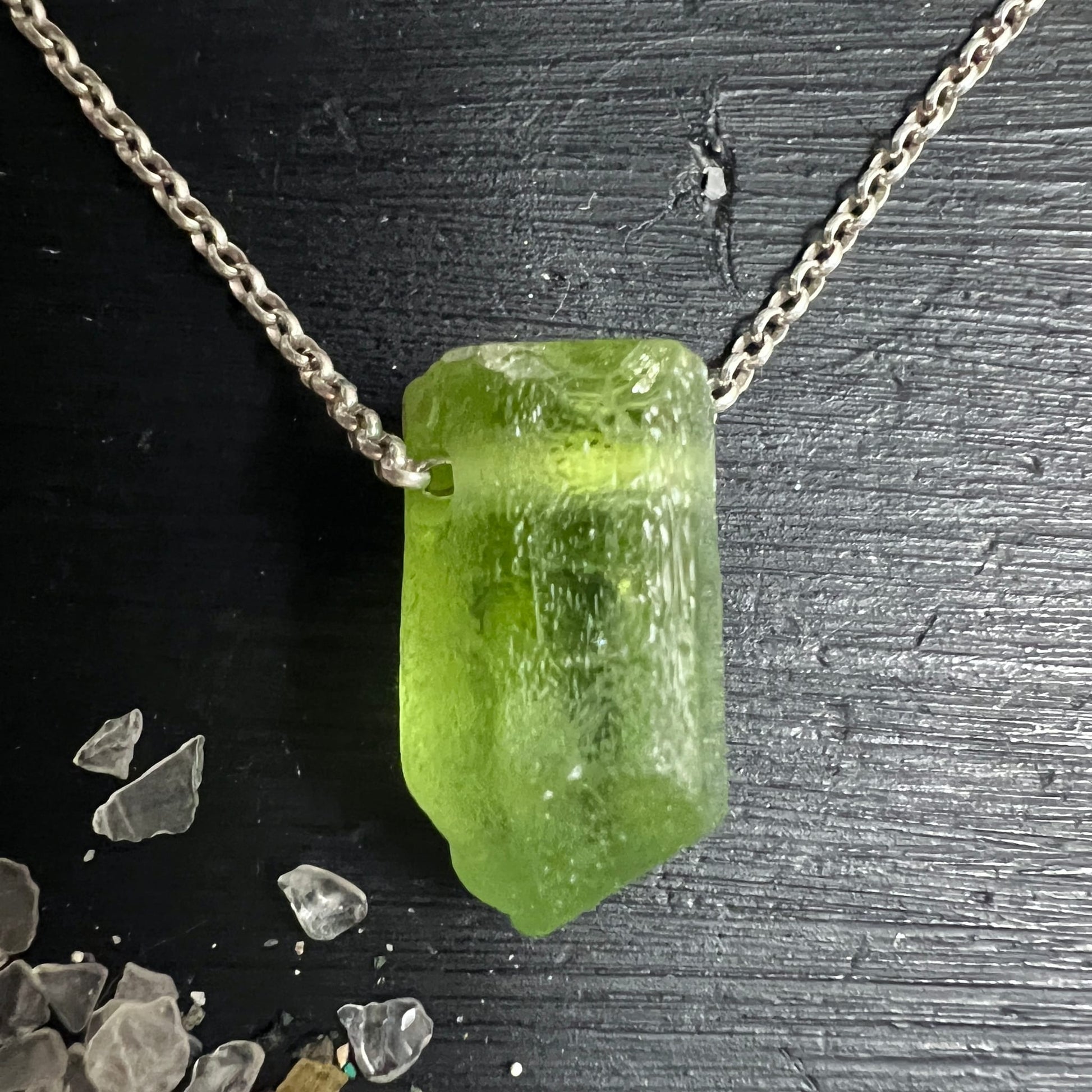 Peridot Olivin Rohstein olivgrün mit dunkleren Einschlüssen, mattierte Oberfläche, rechteckig-roh, Silberkette | Happy Minerals