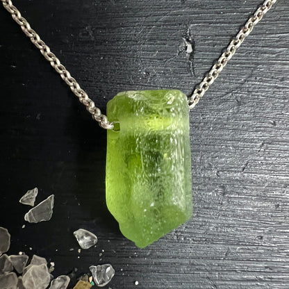 Peridot Olivin Rohstein olivgrün mit dunkleren Einschlüssen, mattierte Oberfläche, rechteckig-roh, Silberkette | Happy Minerals