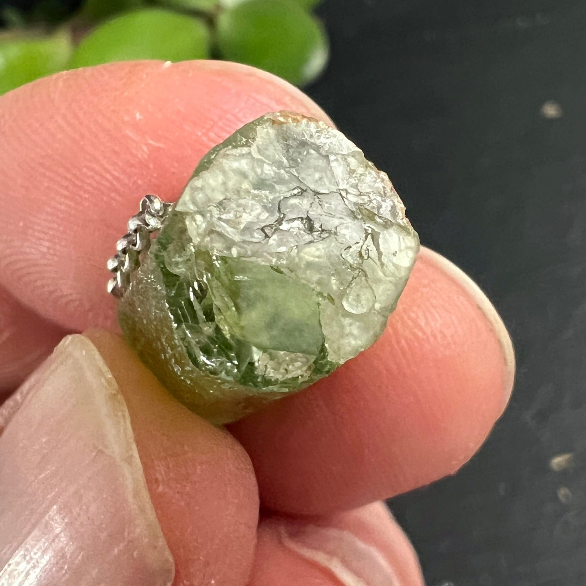 Peridot Olivin Rohstein, olivgrün mit glasig-transparenten Zonen, muscheligen Bruchflächen, Silberöse, Herzform | Happy Minerals