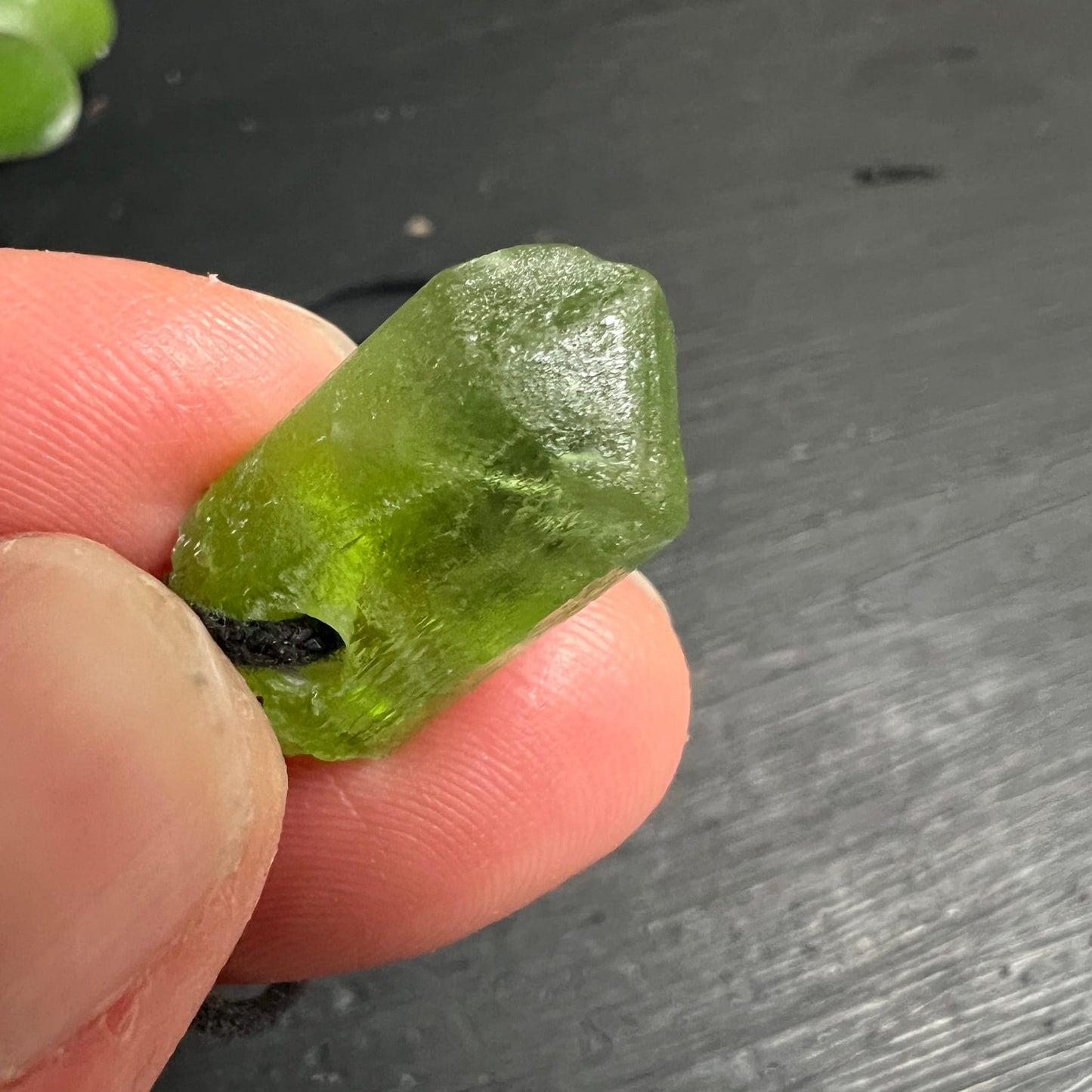Peridot Rohstein 22mm, transparentes Olivgrün mit schwarzem Einschluss, glasiger Glanz, facettierte Rohform | Happy Minerals