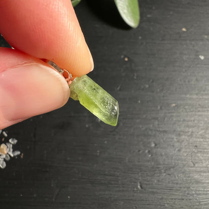 Peridot Olivin Rohstein | Pakistan | lebendiges Grün | natürliche Spitze | Finger hält Kristall | Happy Minerals