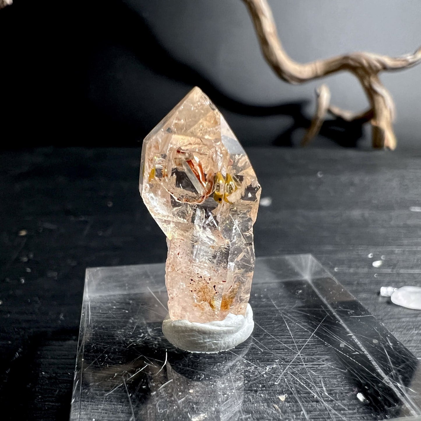 Petroleum Quartz Sammlerstück mit Acrylplatte | Happy Minerals