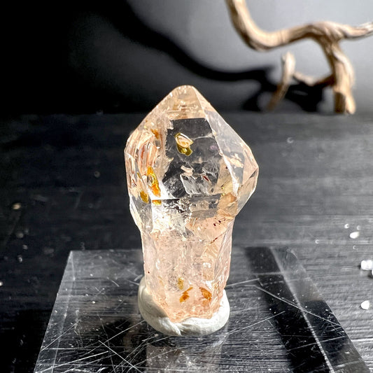 Petroleum Quartz Scepter 21x10mm mit UV-Leuchten aus Madagaskar | Happy Minerals