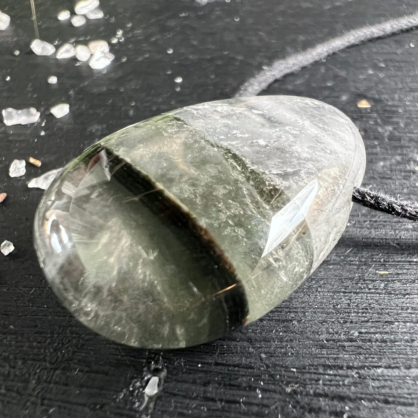Phantomquarz Anhänger tropfenförmig, grünlich-grau transparent mit dunklem Phantom-Einschluss und internem Kristallreflex | Happy Minerals