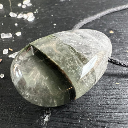 Phantomquarz Anhänger tropfenförmig, grünlich-grau transparent mit dunklem Phantom-Einschluss und internem Kristallreflex | Happy Minerals