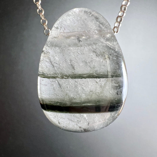 Phantomquarz Anhänger tropfenform, klares Quarz mit 3 dunkelgrauen Phantom-Schichten horizontal geschichtet, poliert | Happy Minerals