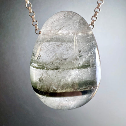Phantomquarz Anhänger oval-poliert, klar mit grün-grauen Phantomzonen, Schlieren und inneren Kristallstrukturen | Happy Minerals