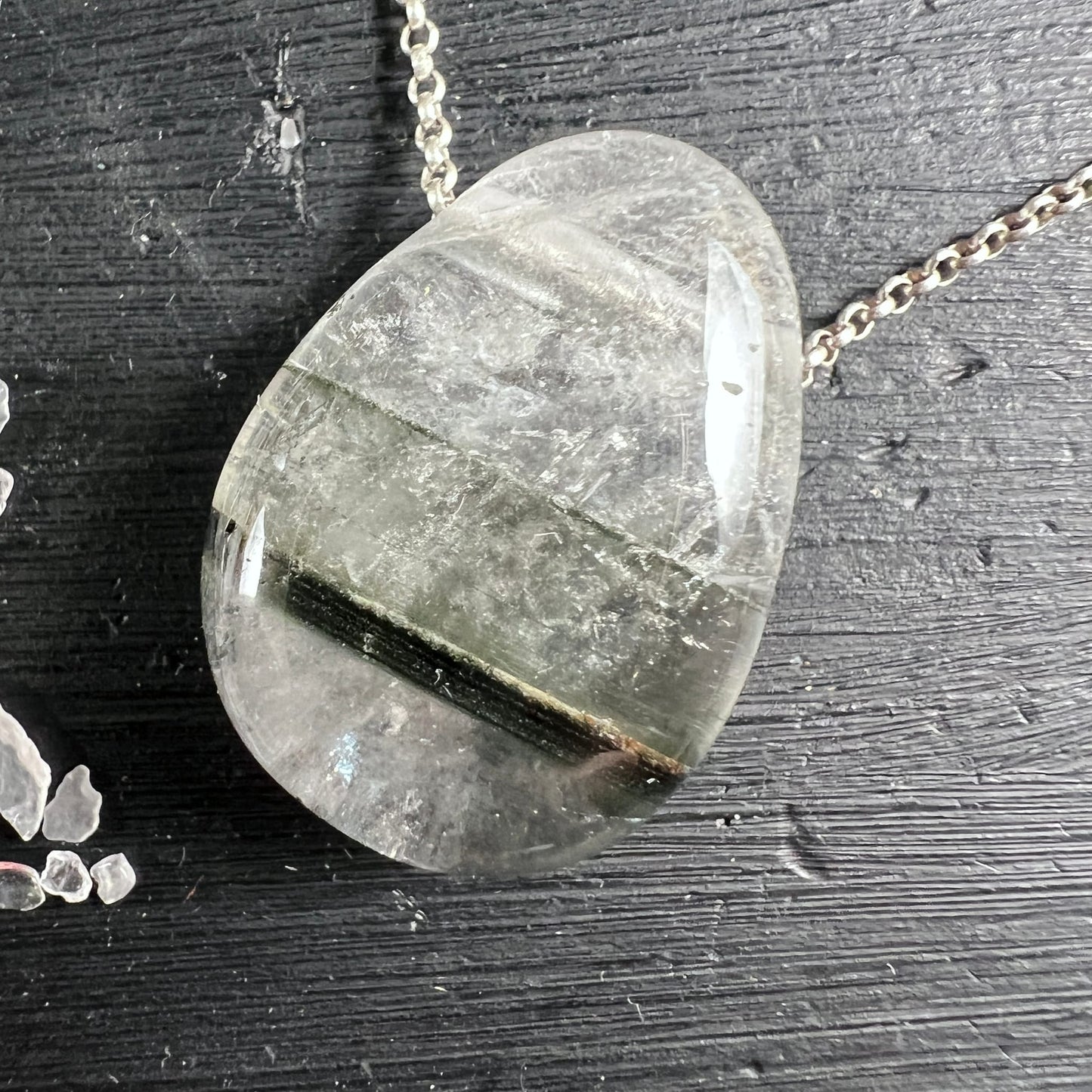 Phantomquarz Anhänger oval poliert, klar-grau mit dunkelgrünem Turmalin-Einschluss als markante Querader | Happy Minerals