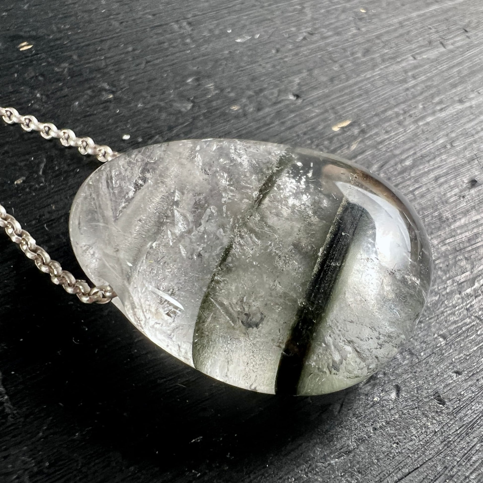 Phantomquarz Anhänger oval poliert, transparent mit schwarzem Turmalin-Einschluss und weiss-grauer Zonenstruktur | Happy Minerals