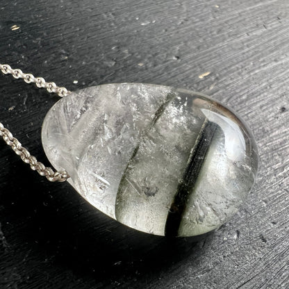 Phantomquarz Anhänger oval poliert, transparent mit schwarzem Turmalin-Einschluss und weiss-grauer Zonenstruktur | Happy Minerals