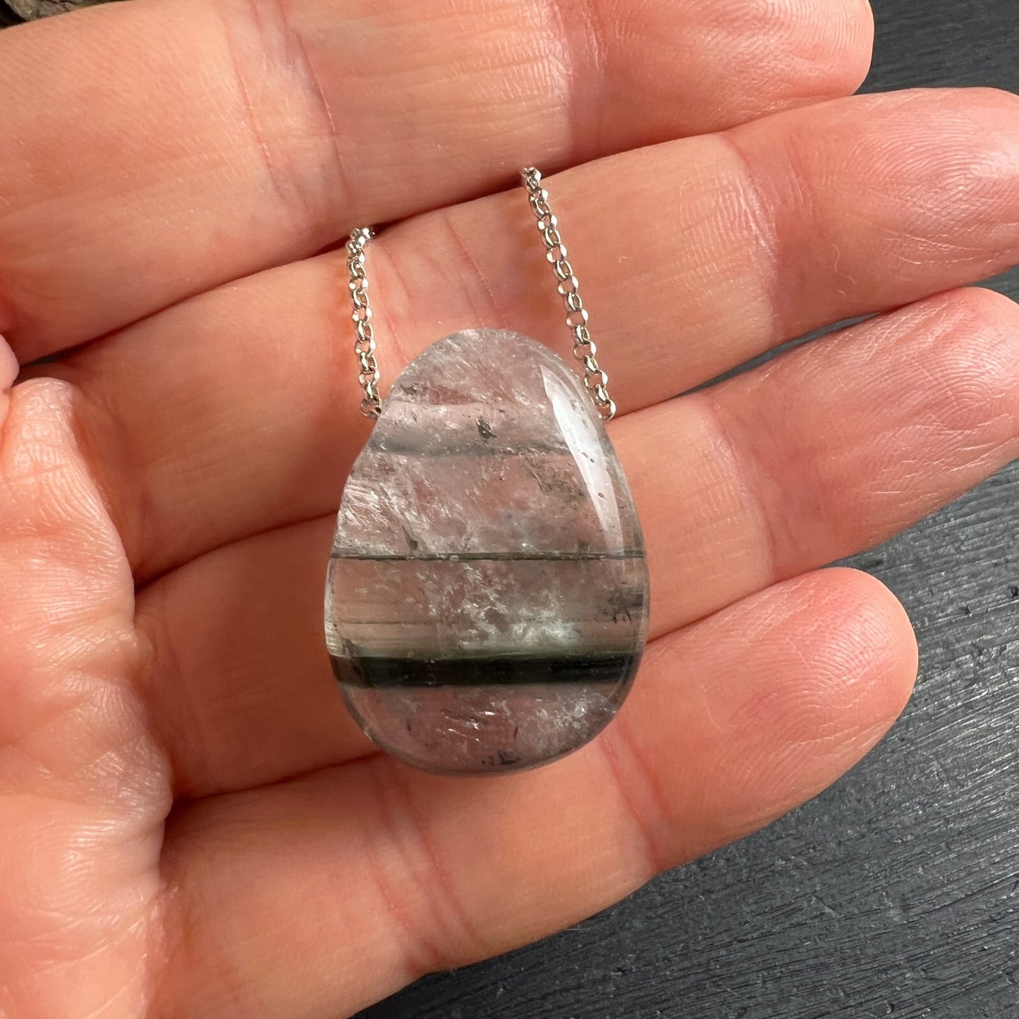 Phantomquarz Tropfen-Anhänger, rosa-grau mit schwarzem Turmalinstreifen und Schichteinschlüssen | Happy Minerals
