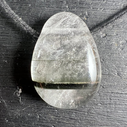 Phantomquarz Anhänger tropfenförmig, transparent mit zwei schwarzen Turmalin-Streifen und milchig-weissen Schlieren | Happy Minerals