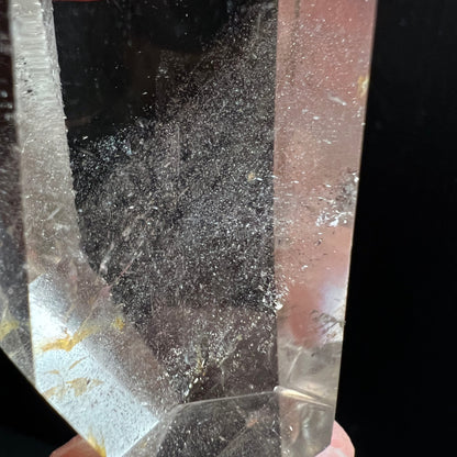 Nahaufnahme | zarte Phantomschichten im Quarz | schimmernde Einschlüsse | Happy Minerals