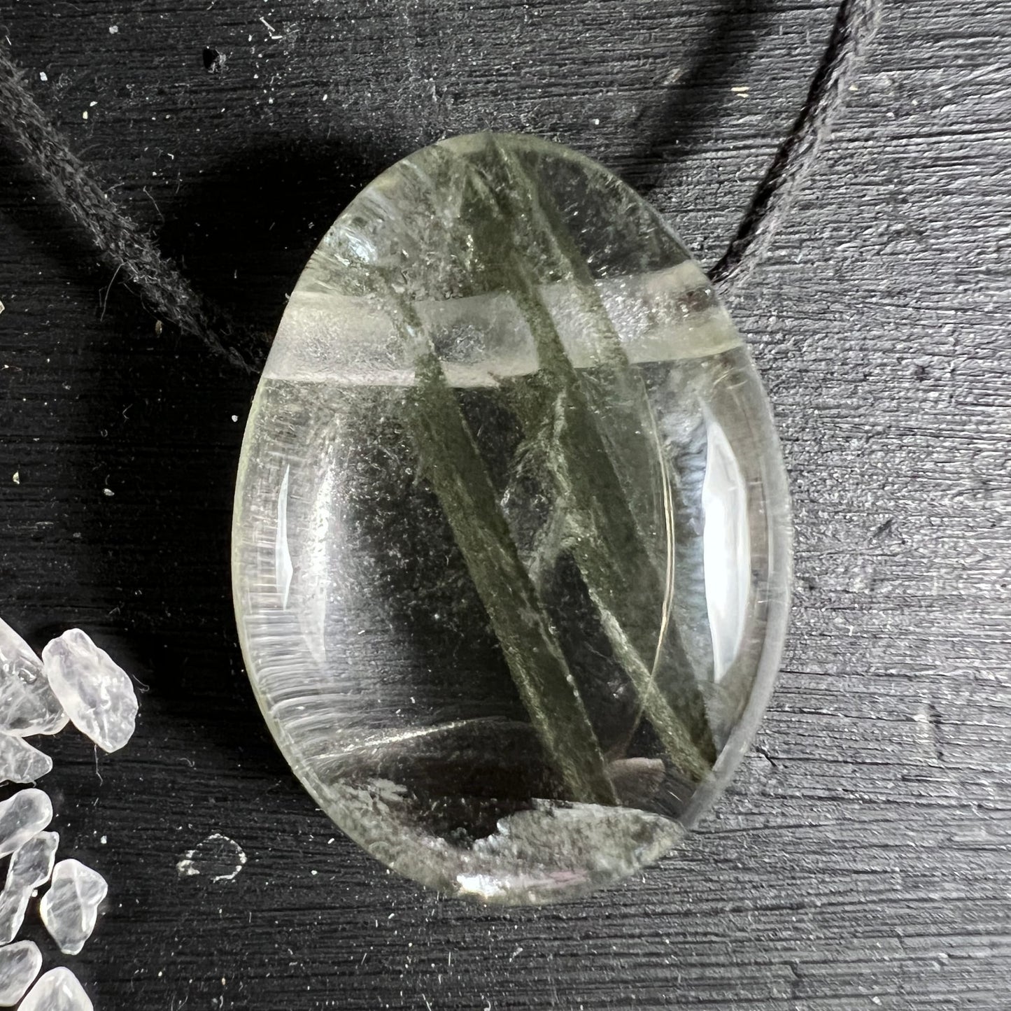 Phantomquarz Tropfen | schwarzes Holz | grüne Einschlüsse | kristallklar | Brazil | Happy Minerals
