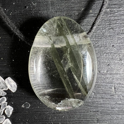 Phantomquarz Tropfen | schwarzes Holz | grüne Einschlüsse | kristallklar | Brazil | Happy Minerals