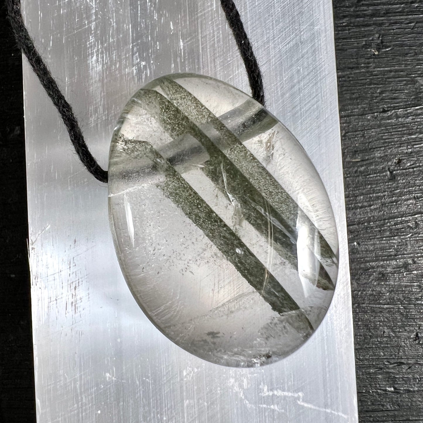 Phantomquarz auf Selenit | parallele grüne Phantome | oval | durchsichtig | Brasilien | Happy Minerals