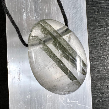 Phantomquarz auf Selenit | parallele grüne Phantome | oval | durchsichtig | Brasilien | Happy Minerals