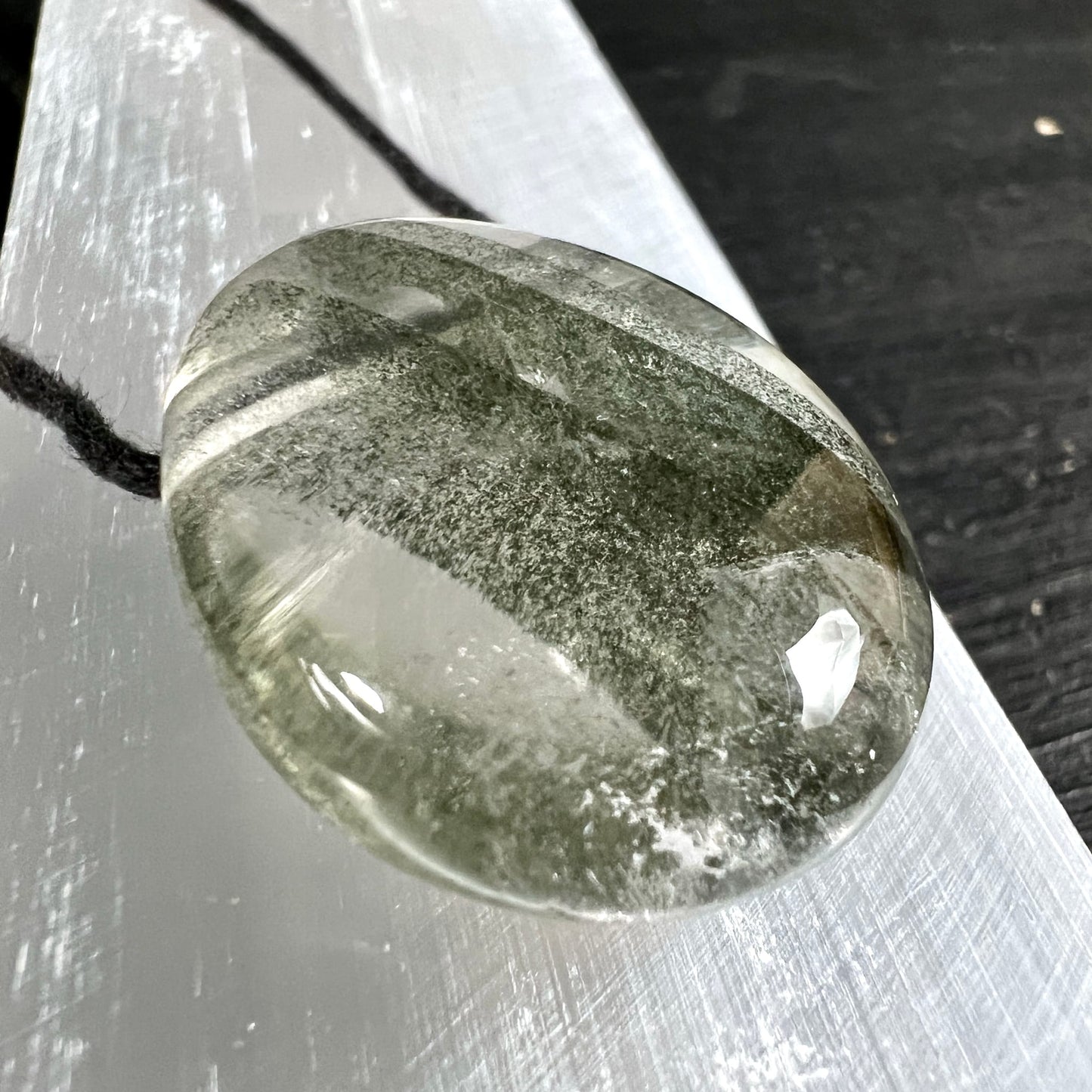 Phantomquarz Nahaufnahme | grün-graue Schichten | seidiger Glanz | gebohrt | Brasilien | Happy Minerals