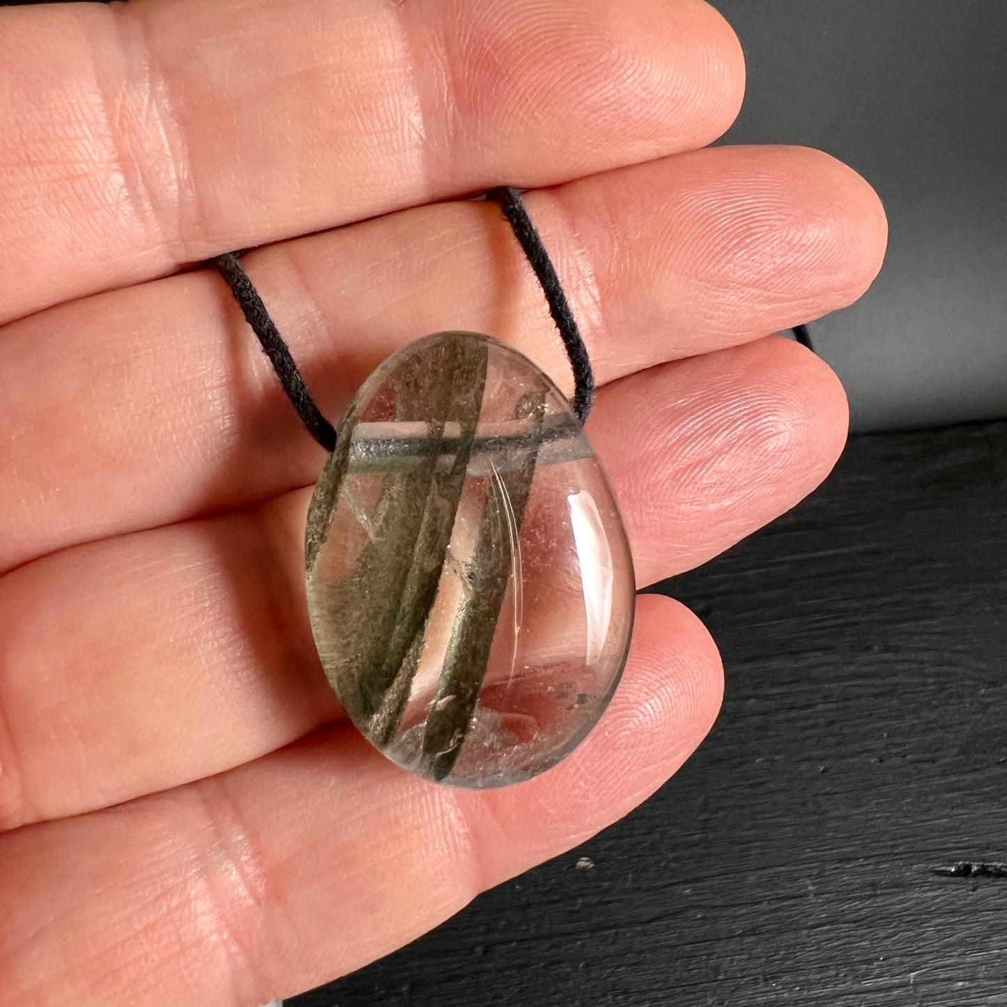 Phantomquarz in der Hand | Größenvergleich | oval | grüne Einschlüsse | Brasilien | Happy Minerals