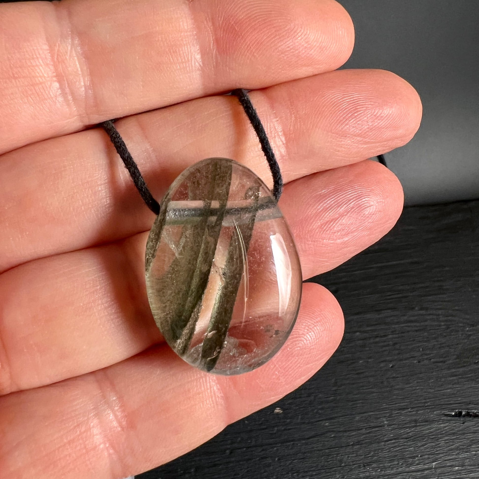 Phantomquarz in der Hand | Größenvergleich | oval | grüne Einschlüsse | Brasilien | Happy Minerals