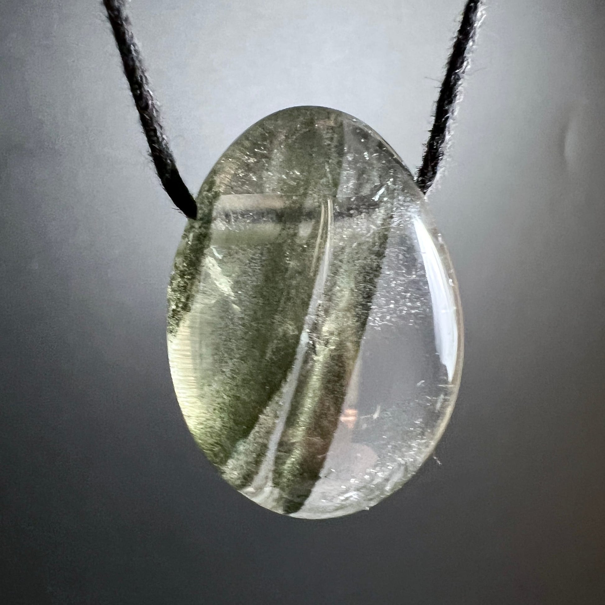Phantomquarz Rückseite | schimmernde grüne Schleier | kristallklar | schwarzes Band | Happy Minerals
