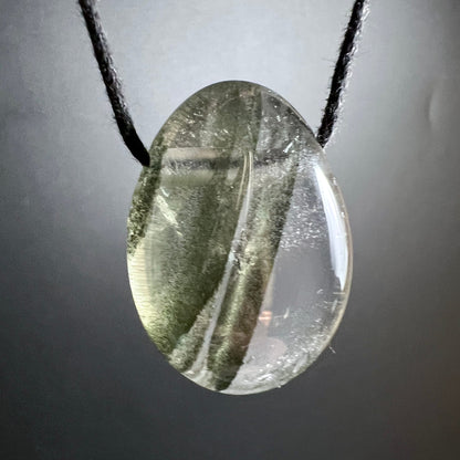Phantomquarz Rückseite | schimmernde grüne Schleier | kristallklar | schwarzes Band | Happy Minerals