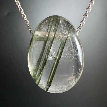 Phantomquarz Anhänger | Silberkette | drei grüne Phantomstreifen | oval | Brasilien | Happy Minerals