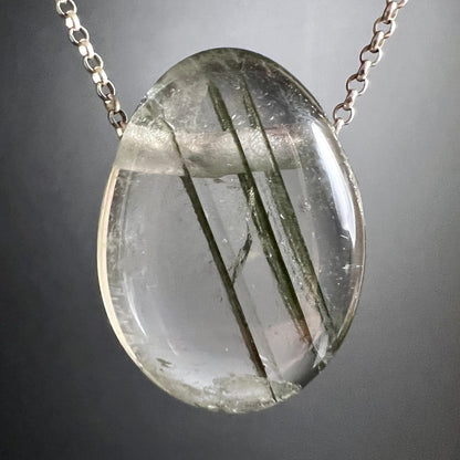 Phantomquarz an Silberkette | Rückseite | diagonale Einschlüsse | transparent | Happy Minerals
