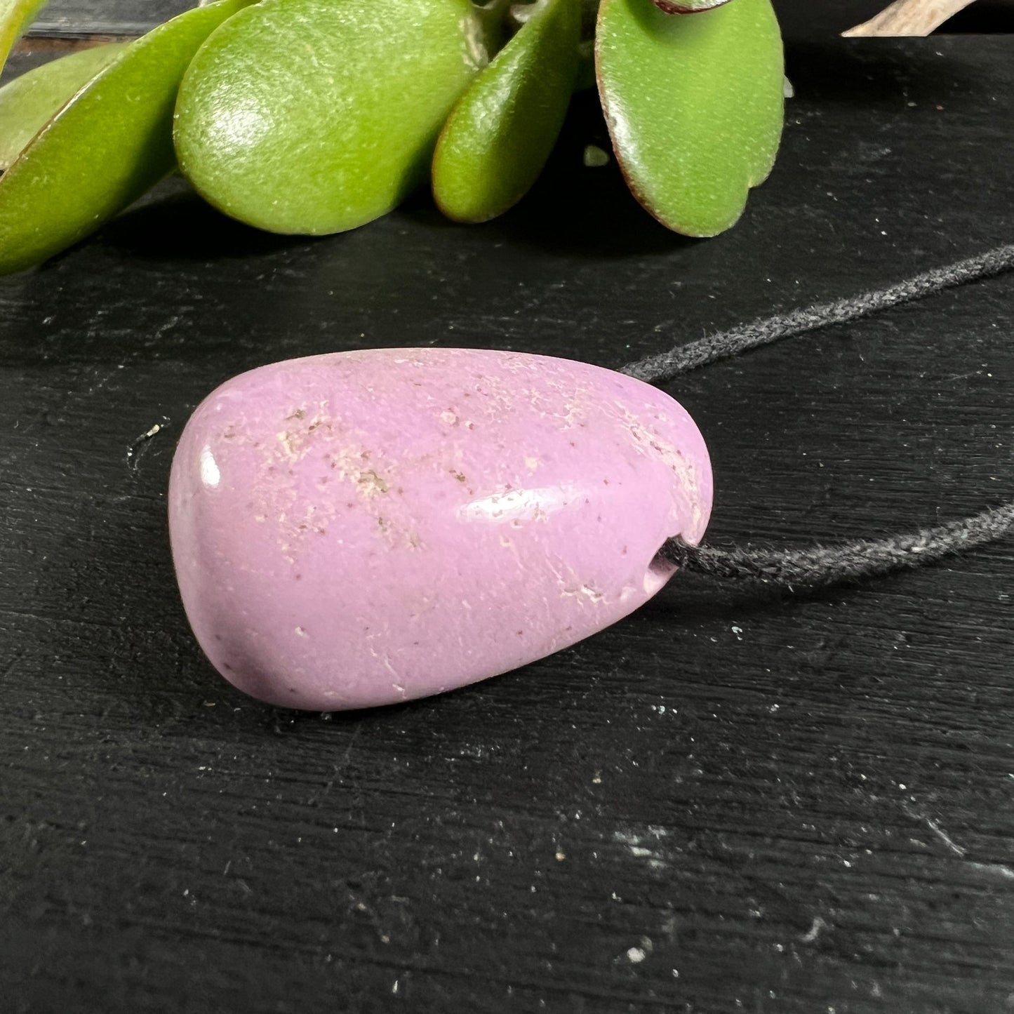 Phosphosiderit Anhänger | Gebohrter Trommelstein | Zarte rosa Farbnuancen | Saftige Sukkulenten | Happy Minerals