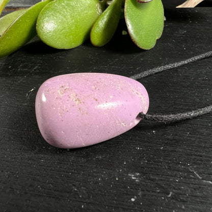 Phosphosiderit Anhänger | Gebohrter Trommelstein | Zarte rosa Farbnuancen | Saftige Sukkulenten | Happy Minerals
