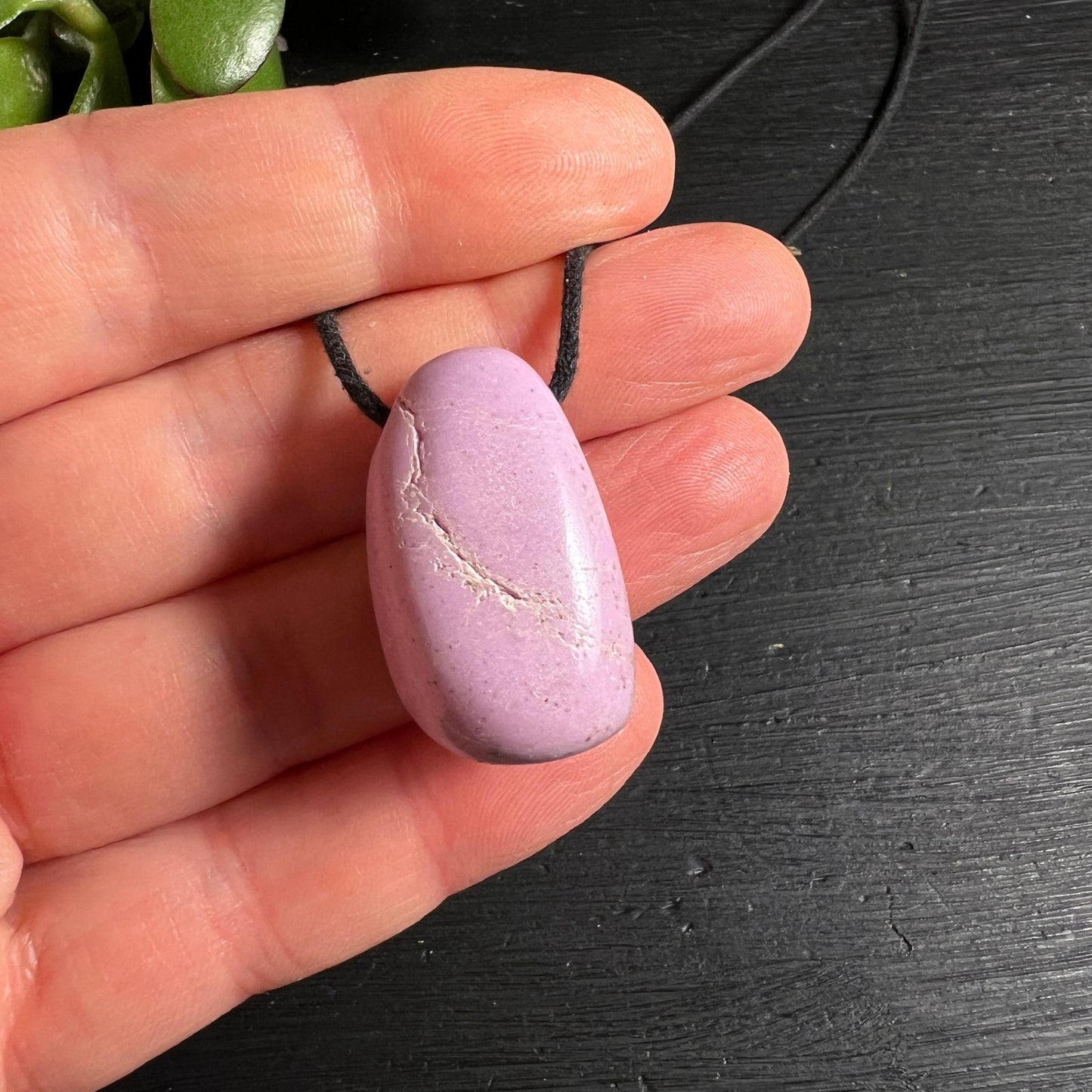 Phosphosiderit Anhänger | Hand zeigt Größe | Pastellrosa Heilstein | Natürliche Maserung | Happy Minerals