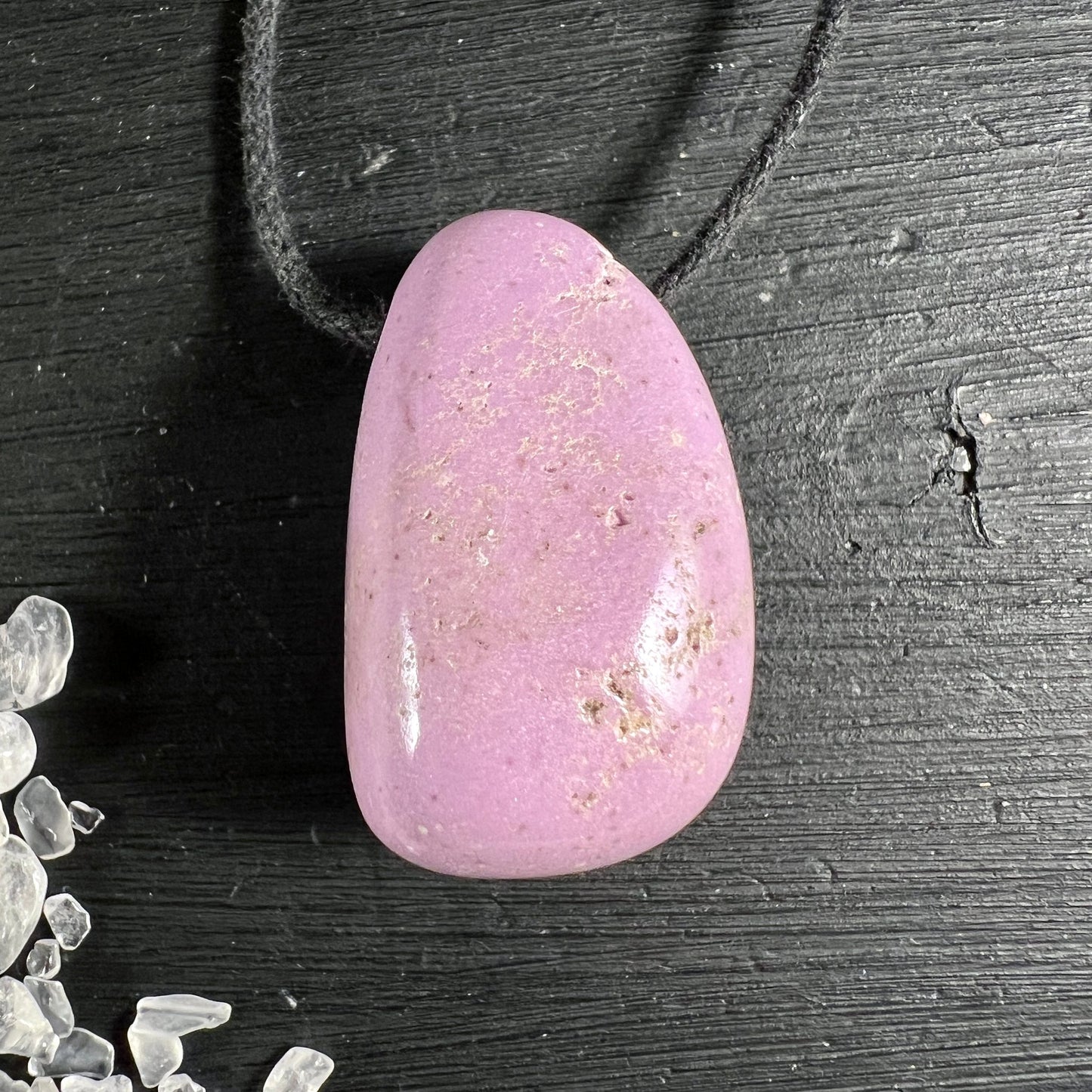 Phosphosiderit Trommelstein | Rosé-lila Heilstein | Argentinien | Verwitterte Holzplanken | Happy Minerals