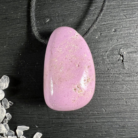 Phosphosiderit Trommelstein | Rosé-lila Heilstein | Argentinien | Verwitterte Holzplanken | Happy Minerals