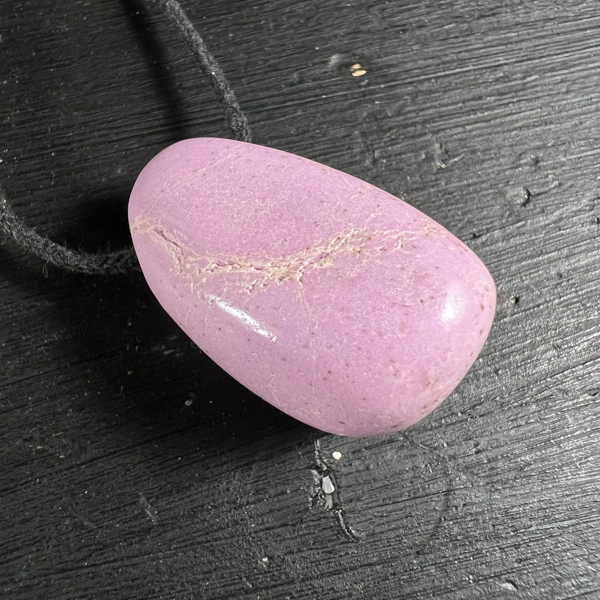Phosphosiderit Trommelstein | Rückseite mit Maserung | Rosé-lila Nuancen | Verwittertes Holz | Happy Minerals