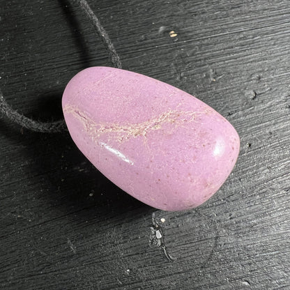 Phosphosiderit Trommelstein | Rückseite mit Maserung | Rosé-lila Nuancen | Verwittertes Holz | Happy Minerals