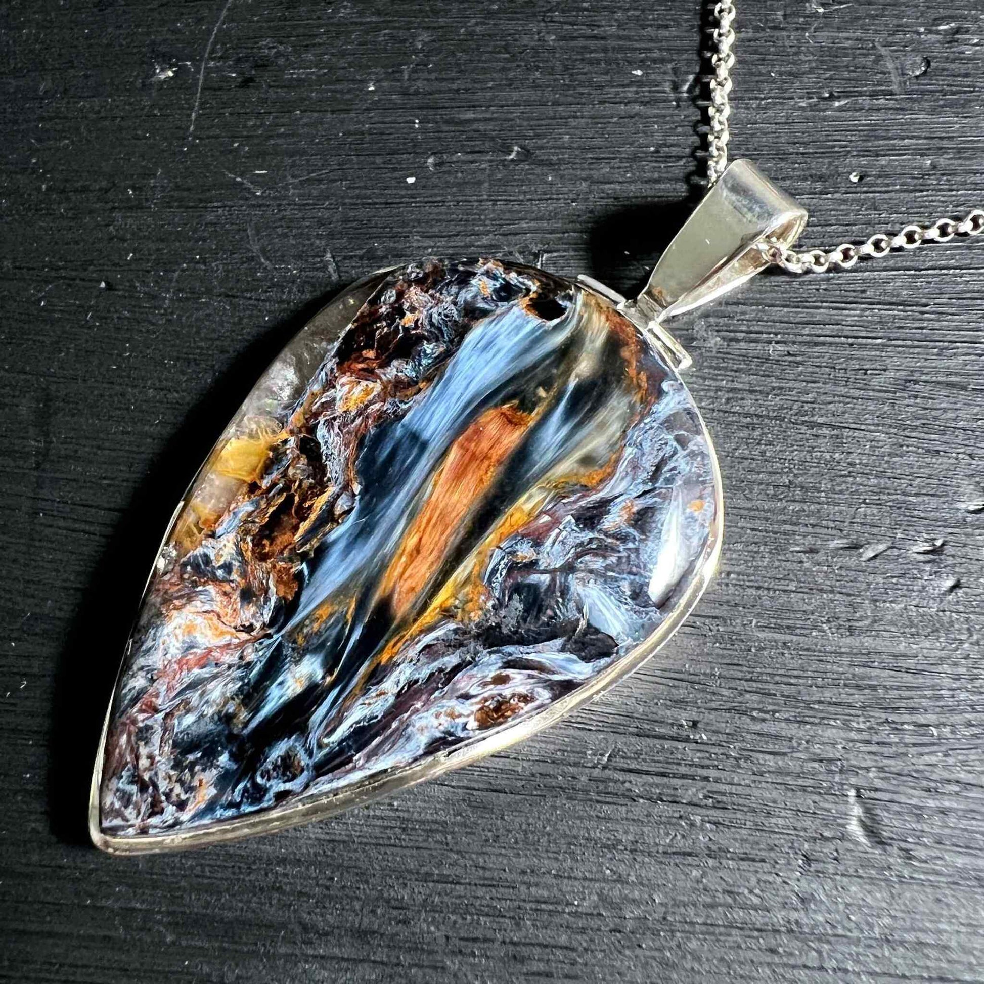 Tropfenförmiger Pietersite-Anhänger in Silberfassung mit dramatischen blauen und orangenen Farbwirbeln – Happy Minerals
